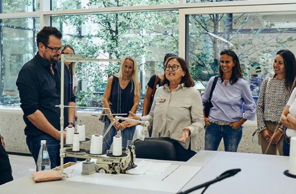 Bepflanzter Lichthof mit Führungsgruppe im Hintergrund 