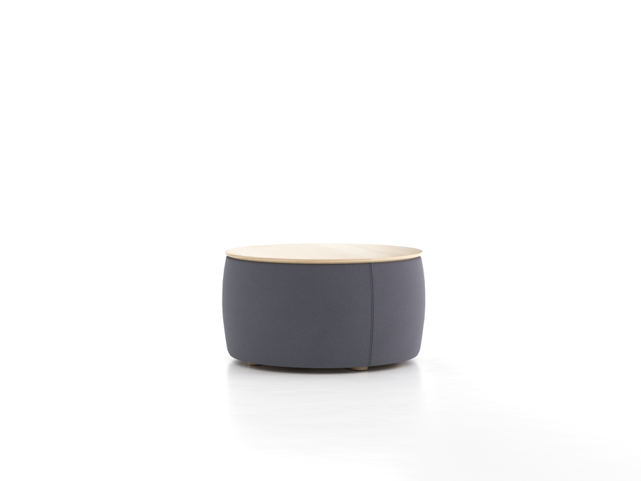 Sofatisch/Hocker Tambor mit Stauraum u. Holzdeckel, H 34,3 cm, Ø 64 cm, Bezug Wollstoff Elverum Torfblau (82), Esche