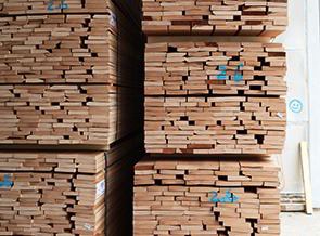 gestapeltes Holz wartet auf die Weiterverarbeitung zu natürlichen Möbeln