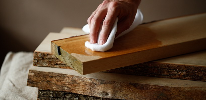 Die wertvollen Holzpflegeöle bestehen aus natürlichen Rohstoffen wie Leinöl, Harze und mineralische Pigmente.