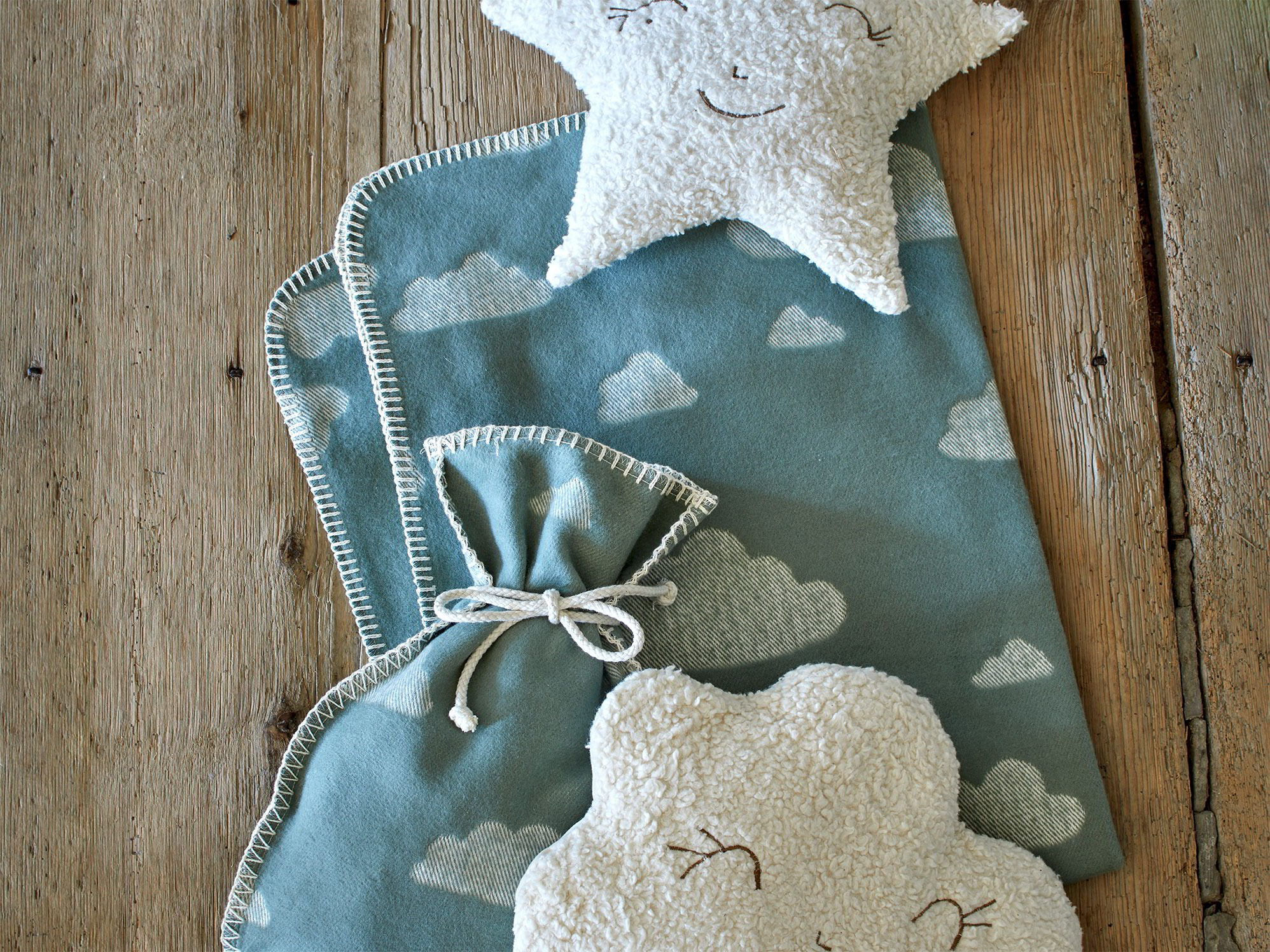 Kinderdecke Wölkchen & Wärmeflaschebezug in der Farbe Salbei, Kuschelkissen Sternchen & Wölkchen