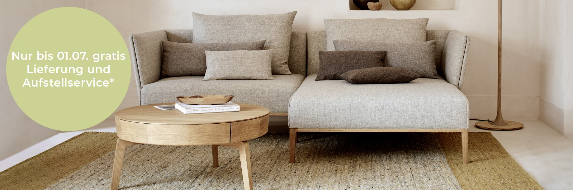 Preisanpassung 5% Aktion Sofa steht im Wohnzimmer, Preisanpassung