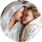 zwei kuschelnde Kinder nach einem wohltuenden und warmem Bad