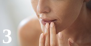 Nahaufnahme: Frau pflegt ihre Lippen