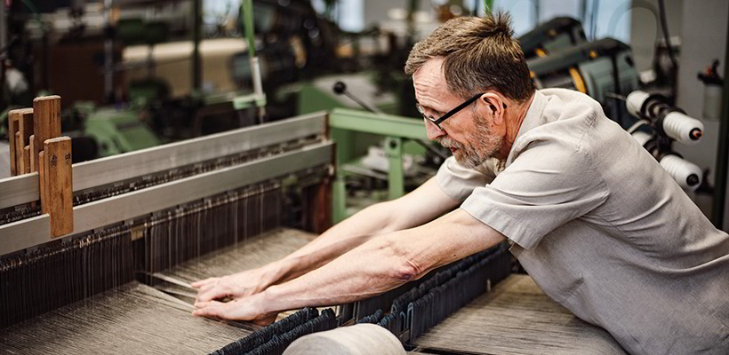 Herr Kobler der Eigentümer der Leinenweberei in der Produktion