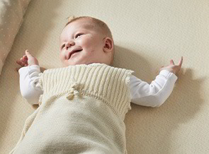 Baby in Bio-Sommer- und Ganzjahresschlafsack