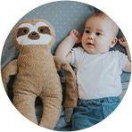 Baby mit Bio Kuscheltier Faultier Fernando