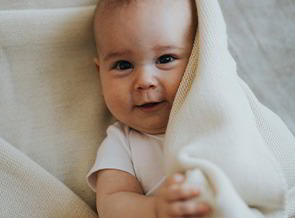 Baby mit Bio-Schmusedecke