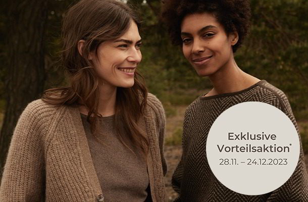 Zwei Frauen schauen sich an und lächeln