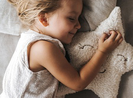 Schlafendes Kleinkind – die Bedürfnisse des Kindes spielen bei der Produktentwicklung eine große Rolle