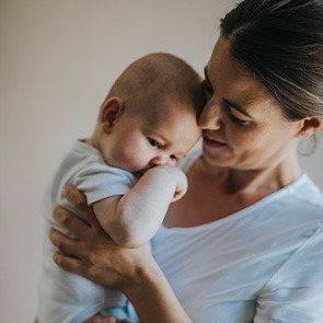 eine Mutter kuschelt mit ihrem Baby