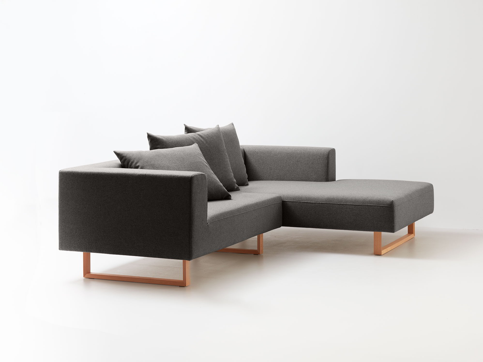 Lounge-Sofa Sereno, Kufenfuß Buche, Wollstoff Tartini Granit