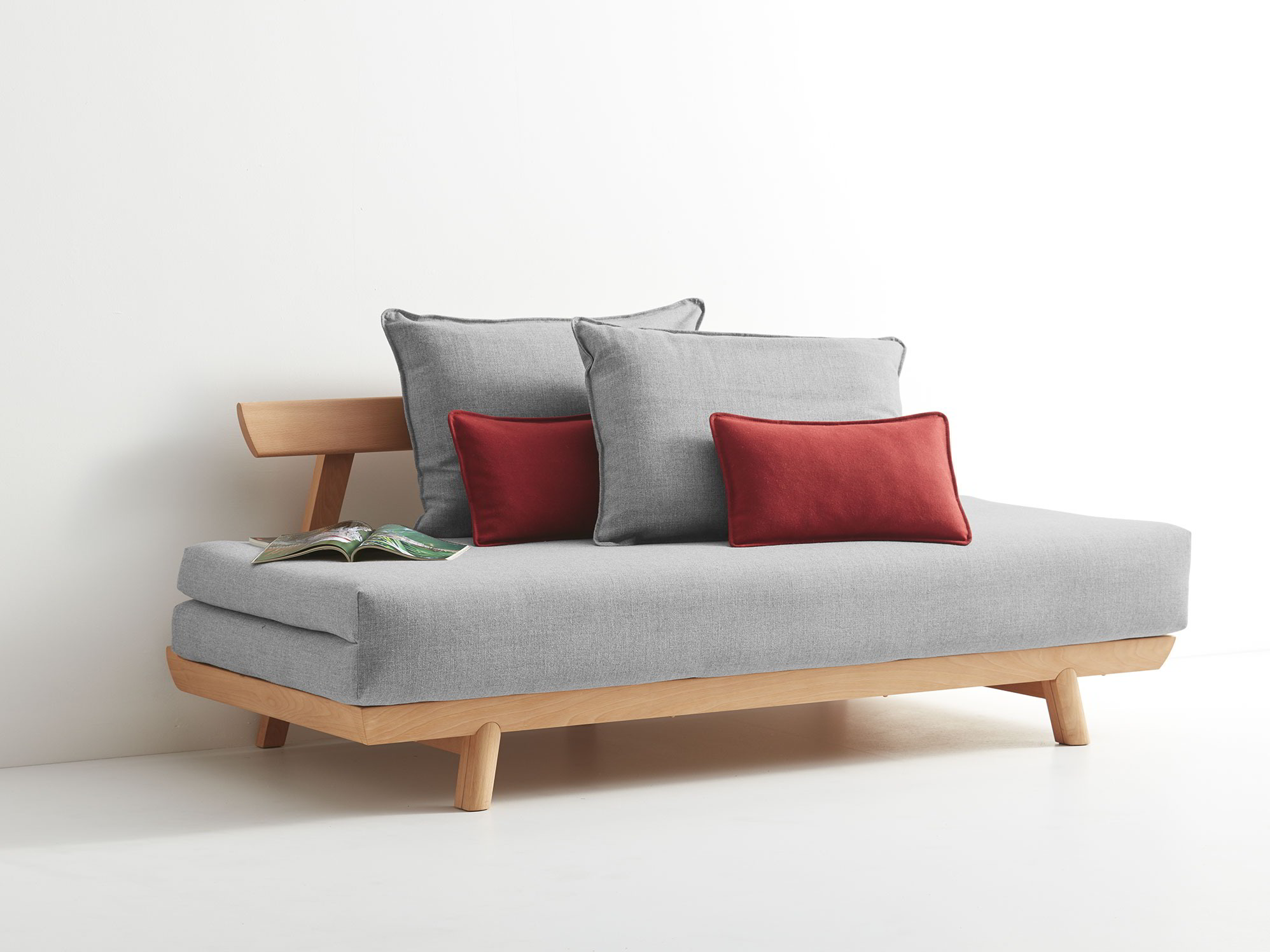 Bettsofa Doppio in Buche mit Bezug Tartini Kiesel Bettsofa Doppio in Buche mit Bezug Tartini Kiesel