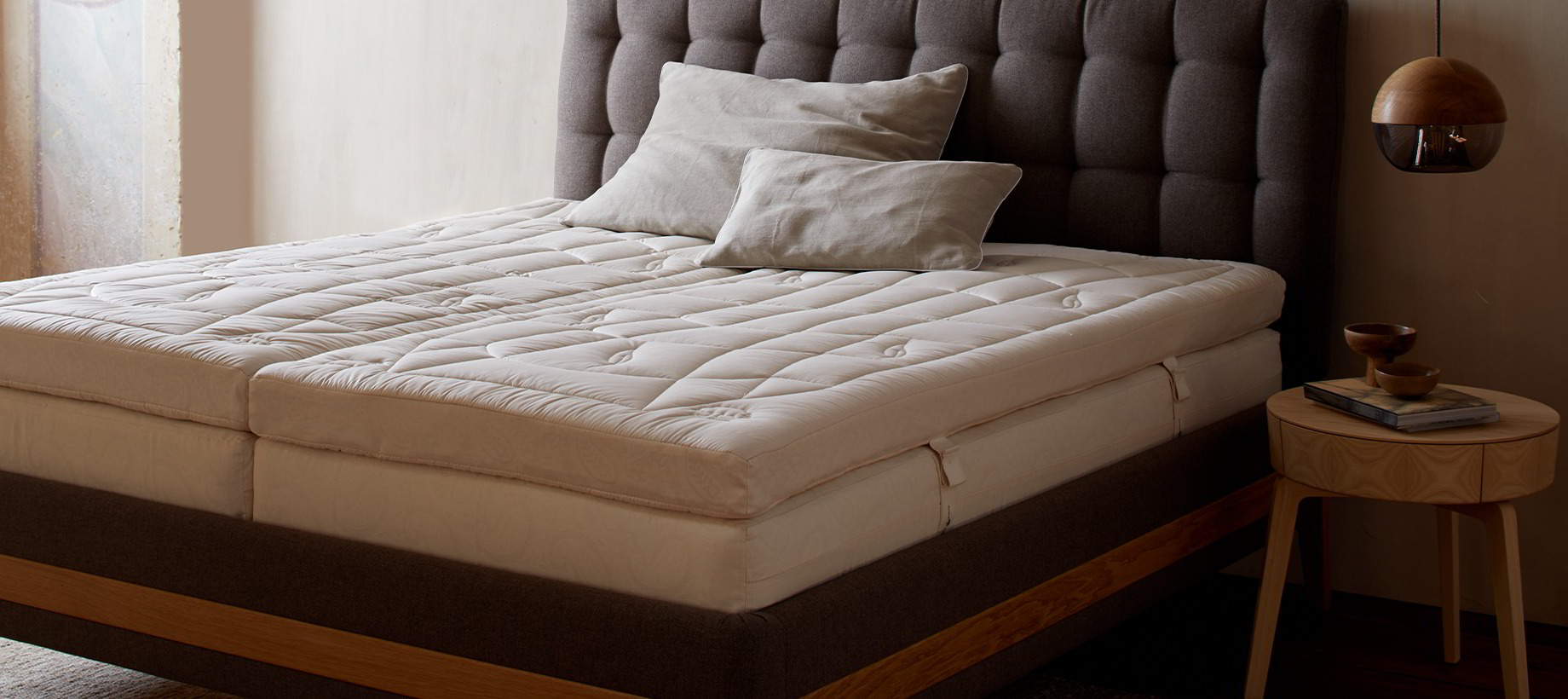 Graues Bett mit Schlafsystem Matratze