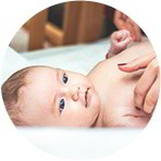 Ein Baby wird mit hochwertigen Bio-Ölen sanft massiert