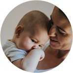 Mama kuschelt mit ihrem Baby