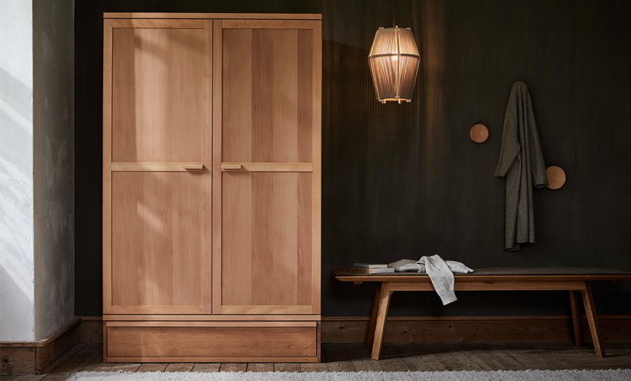 Kleiderschrank Kurami in einer Garderobe