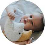 Baby mit Spieluhr 