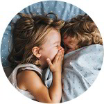 zwei kuschelnde Kinder vor dem Einschlafen