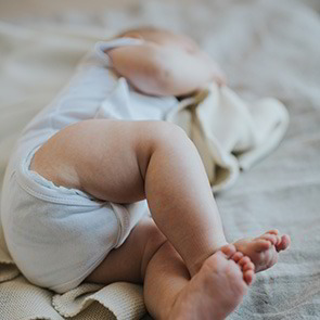 Schlafendes Baby mit Kuscheltuch
