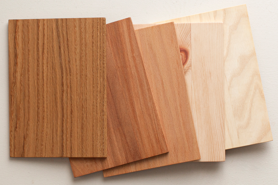 Verschiedene Holzarten als Muster nebeneinander arrangiert