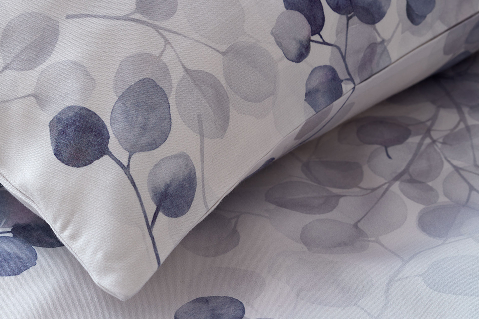 Bettwäsche Sondra aus Baumwoll Satin mit blauen Blättern