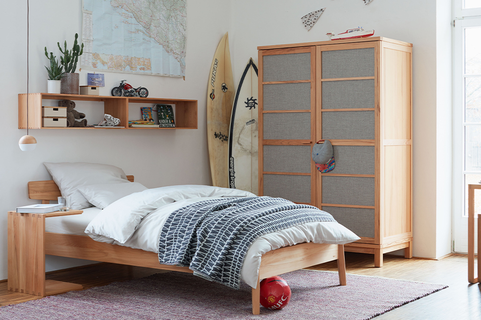 Einrichtungsbeispiel Kinder und Jugendzimmer mit Vollholzbett Beistelltisch Regal und Kleiderschrank