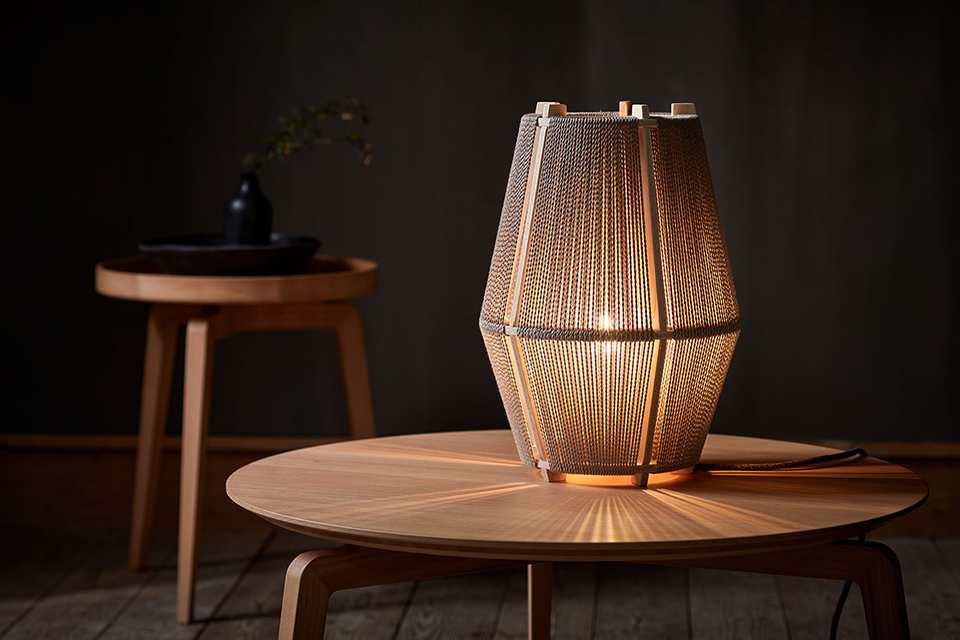 Bodenleuchte Cavando auf Tisch