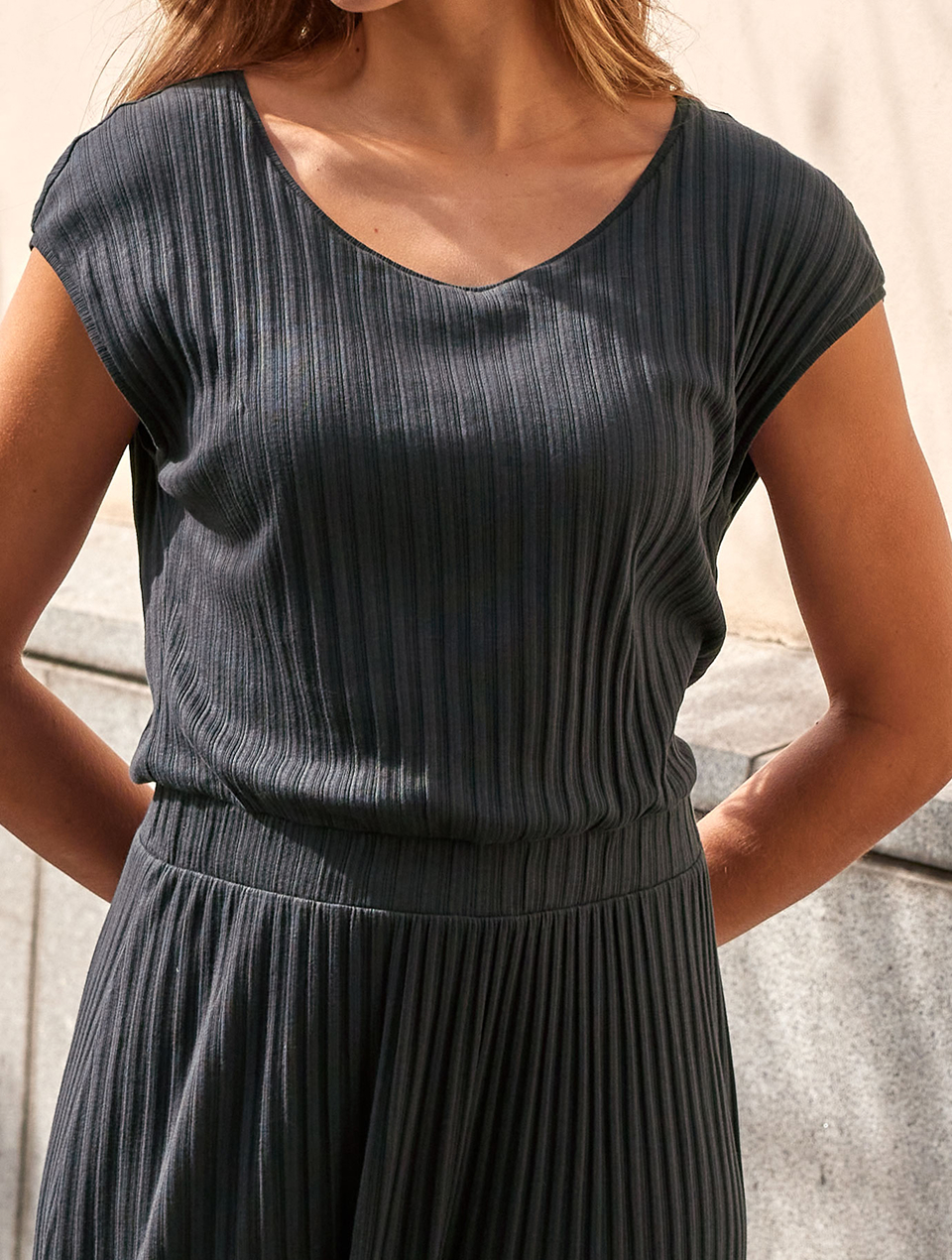 Frau in dunkelblauen Overall