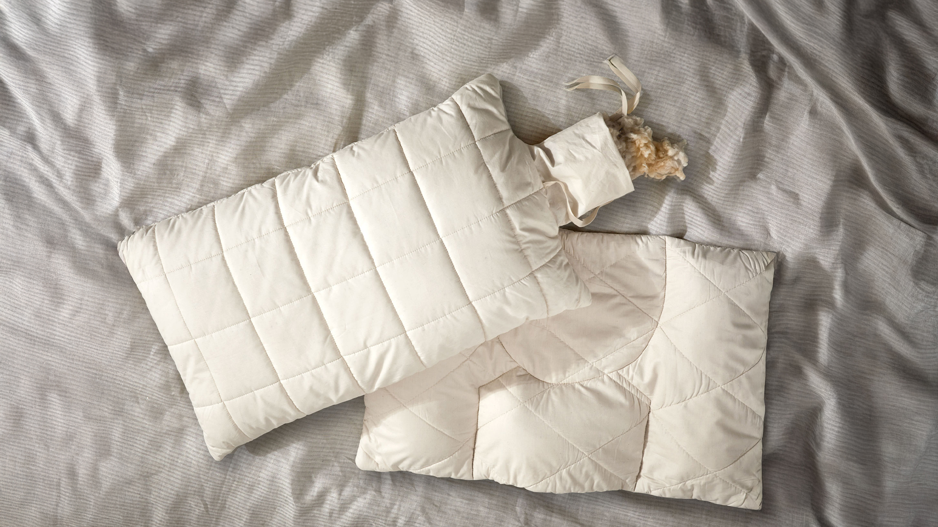 2 Schlafkissen auf einem grauen Untergrund