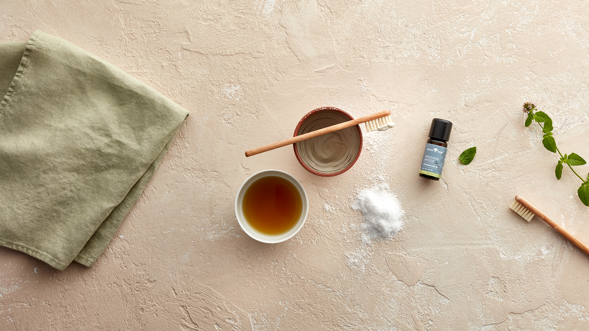 Zutaten und Utensilien zur Herstellung von Zahnpasta auf Tisch