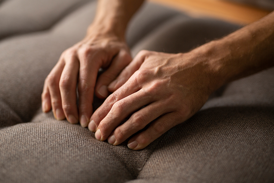 Hände beim fertigen eines Polstermöbels