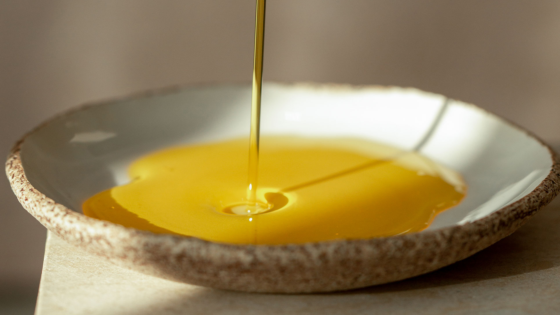 Öl wird in eine Keramikschale gegossen