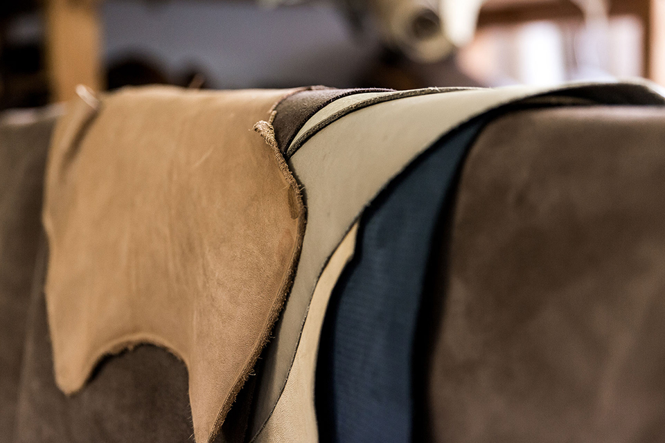 Leder für die Schuhherstellung über einer Stuhllehne