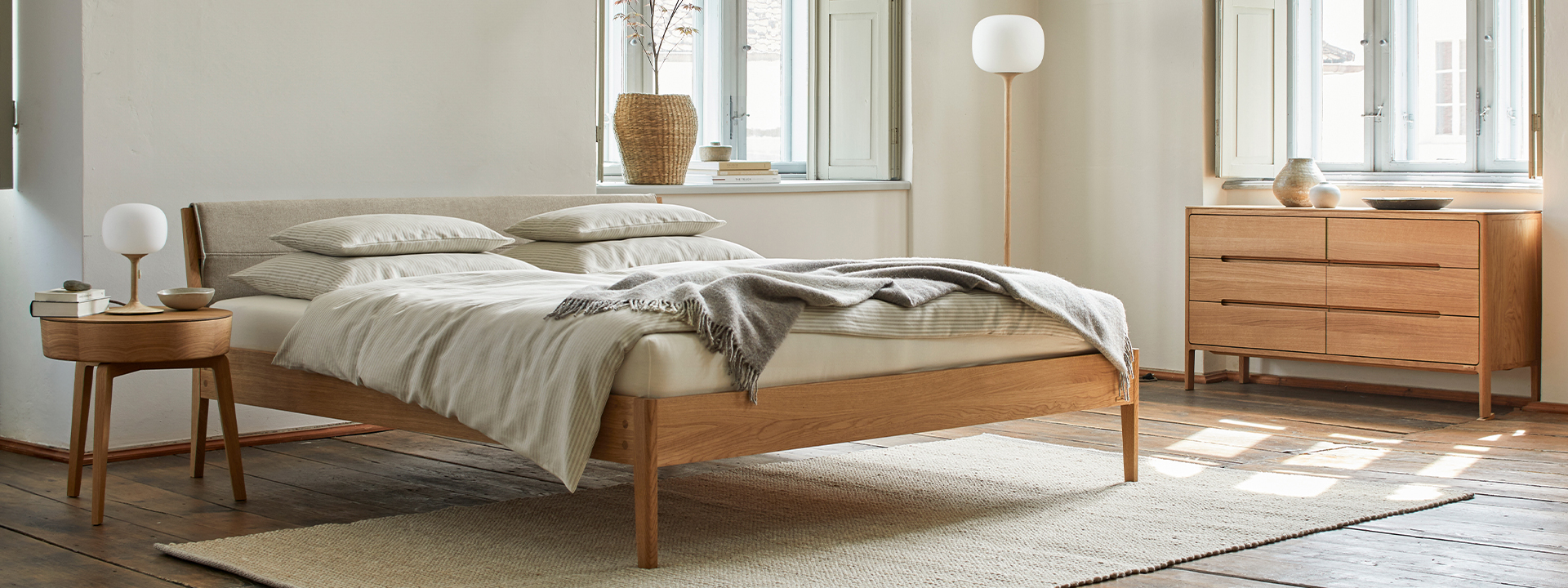 Massivholzbett Almeno mit Polsterbetthaupt im Schlafzimmer