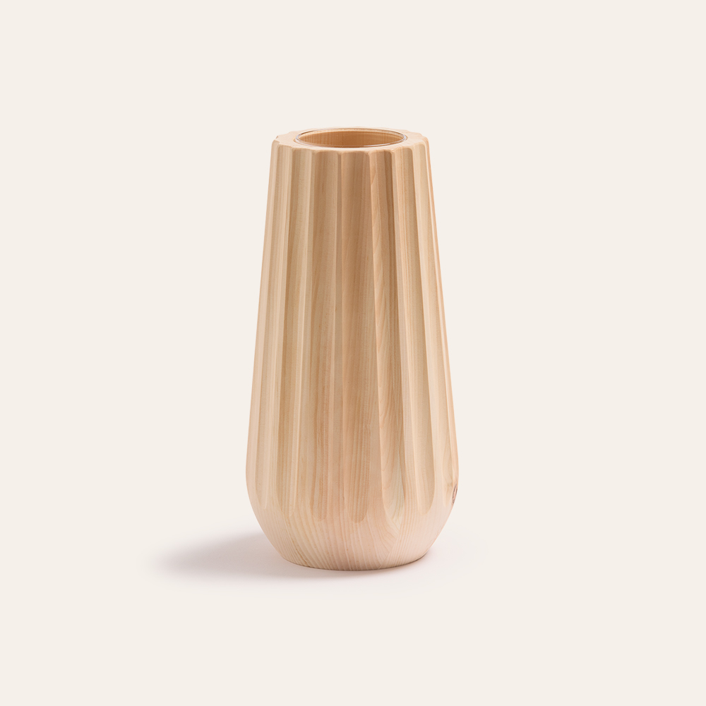 Holzvase vor weißem Hintergrund