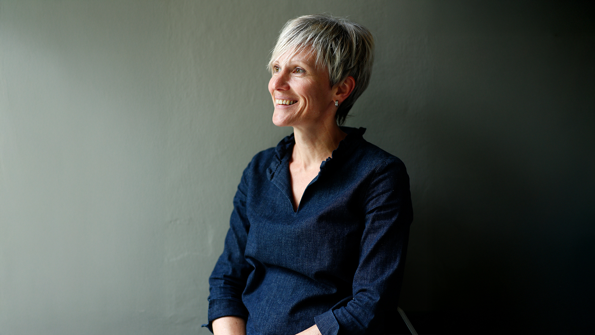 Produktentwicklerin Elvira Aitzetmüller mit lachender Mimik