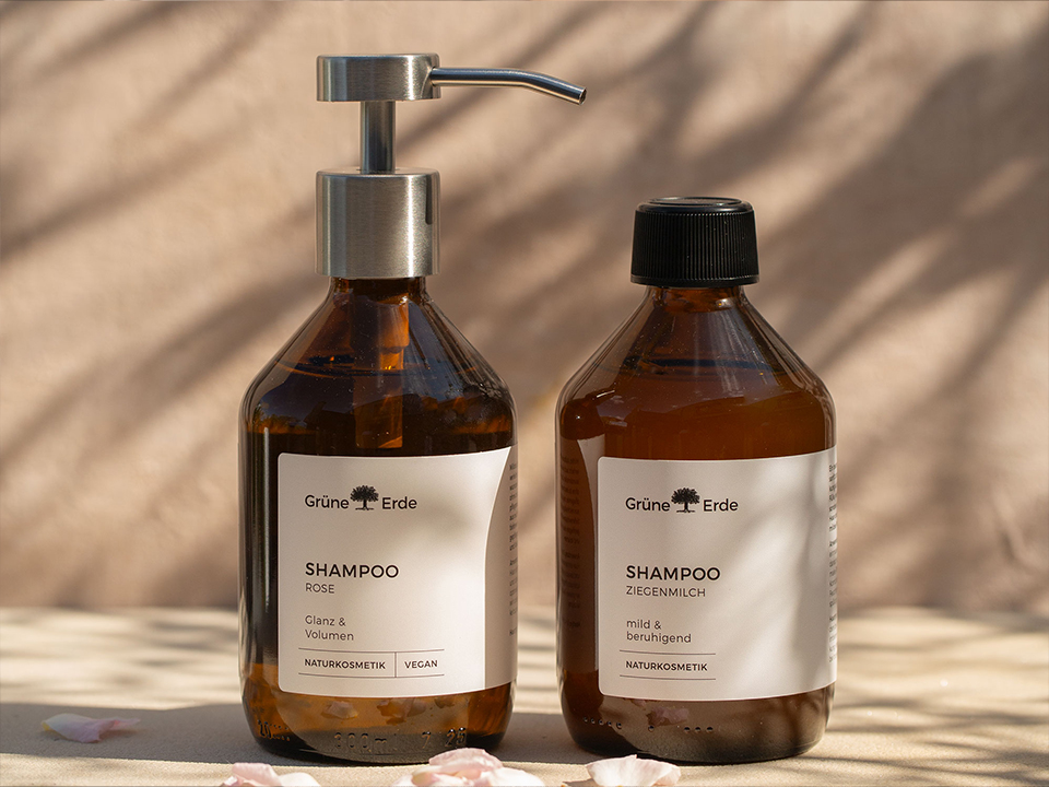 Zwei Körperlotionen in braunen Glasflaschen