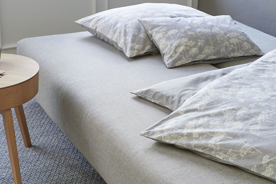 Matratze mit Bettwäsche