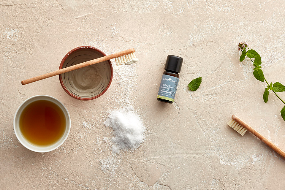 Natürliche Zutaten für Zahnpasta mit Schale Öl und Kräutern