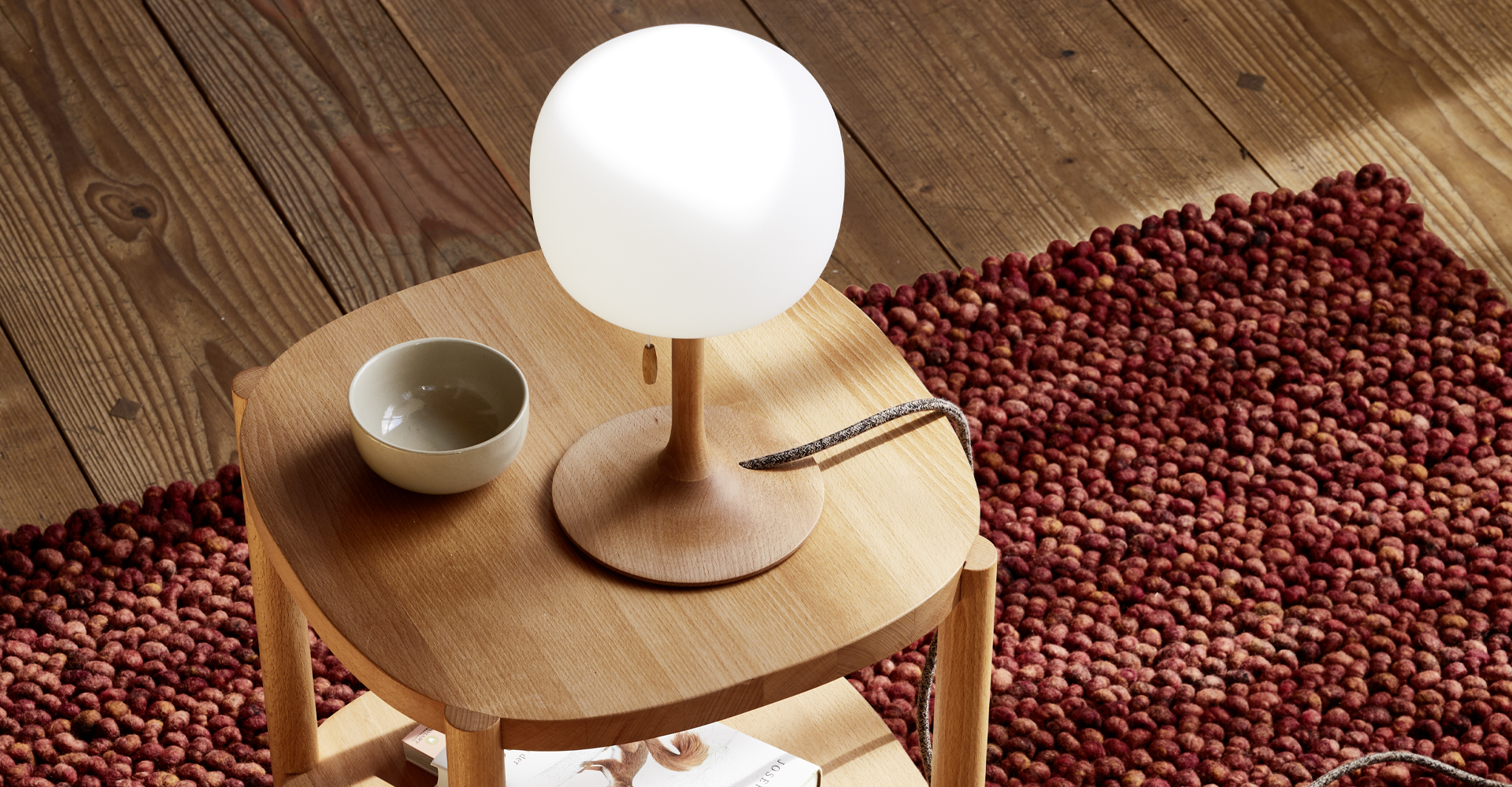 Tischleuchte Tando auf Beiststelltisch Tenso