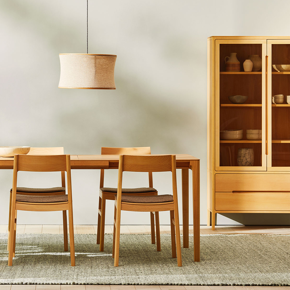 Massivholztisch Tenso mit Stühle und Vitrine im Esszimmer