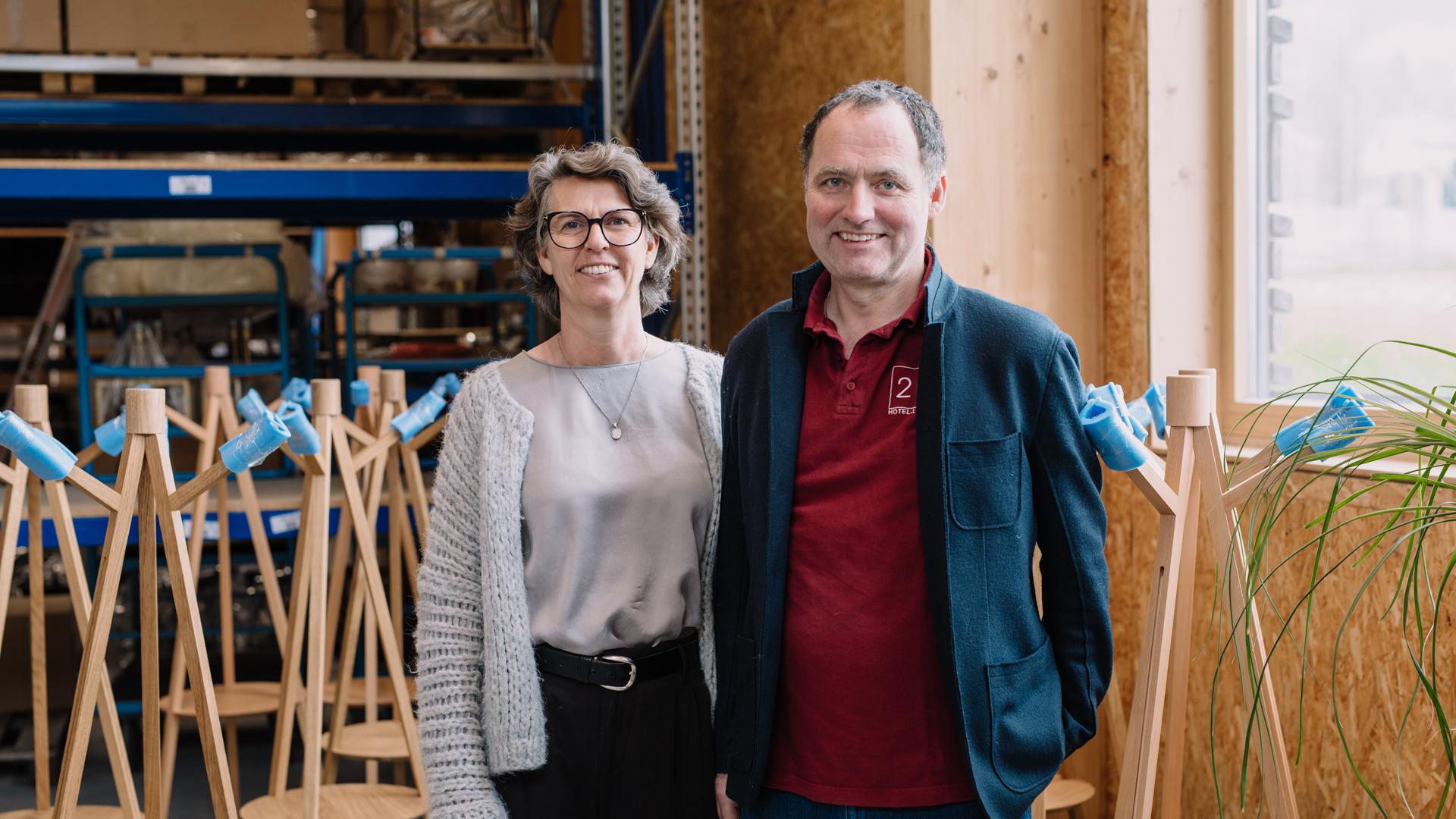 Leuchtproduzenten Hans und Maria Buchegger in ihrer Werkstatt