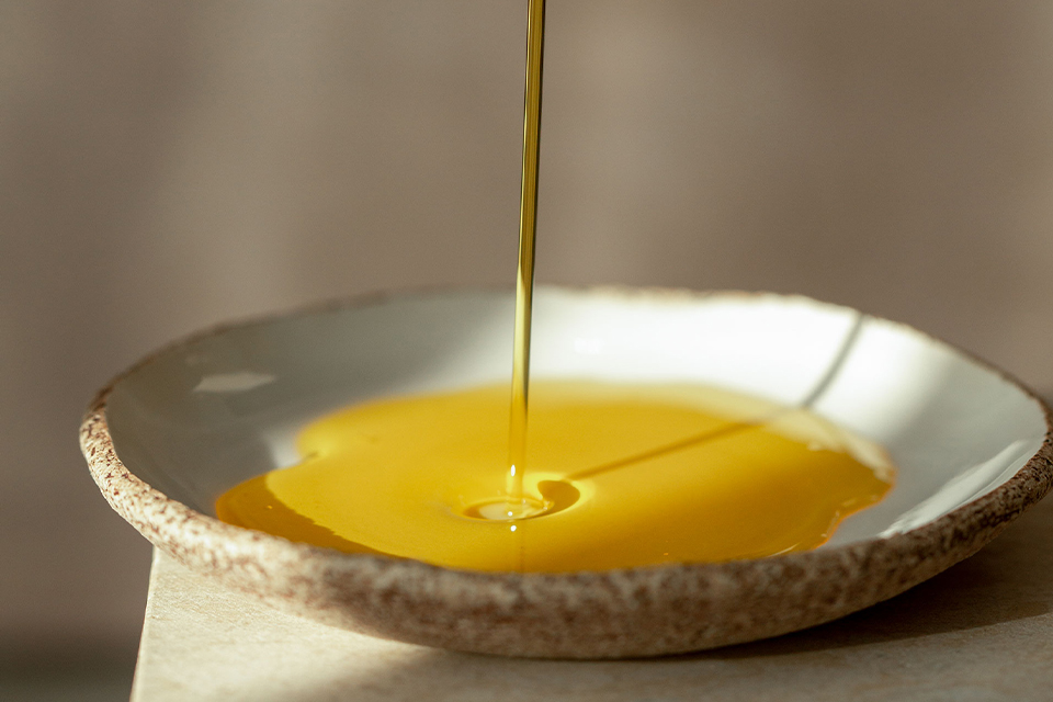 Öl wird in eine Keramikschale gegossen