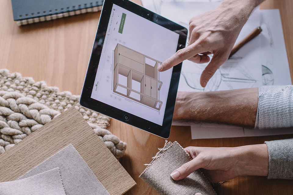 Stoffmuster werden bei einem Beratungsgespräch verglichen