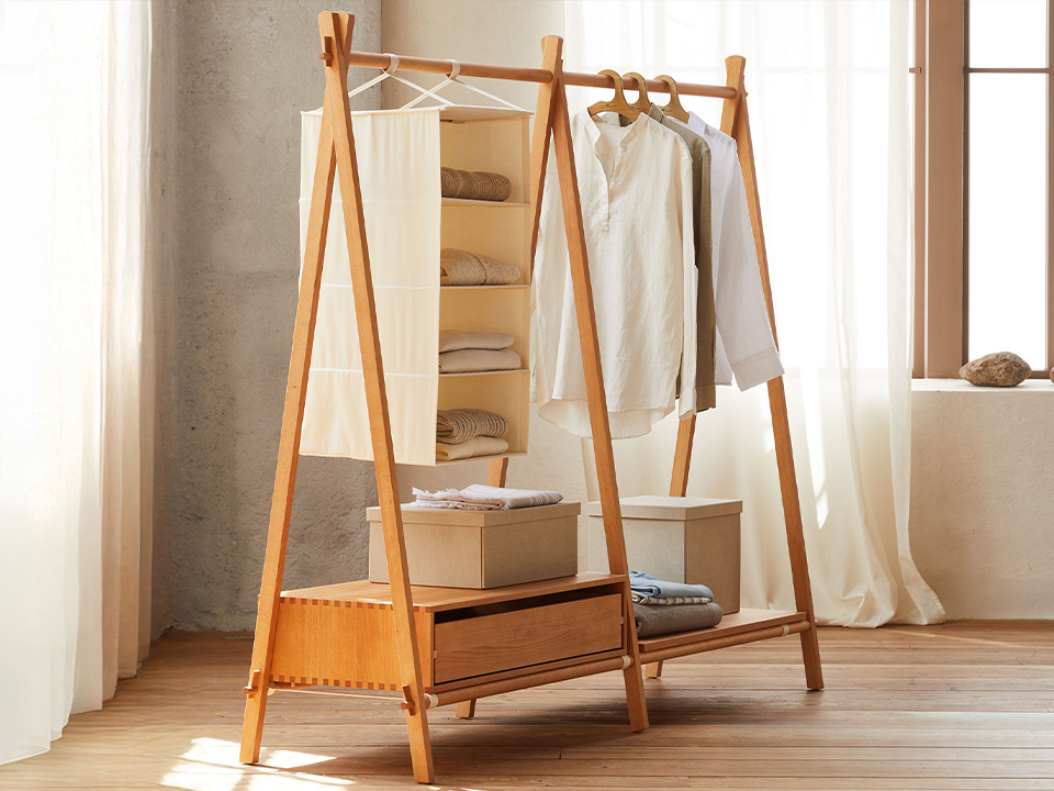 Kleiderständer aus Massivholz in Buche