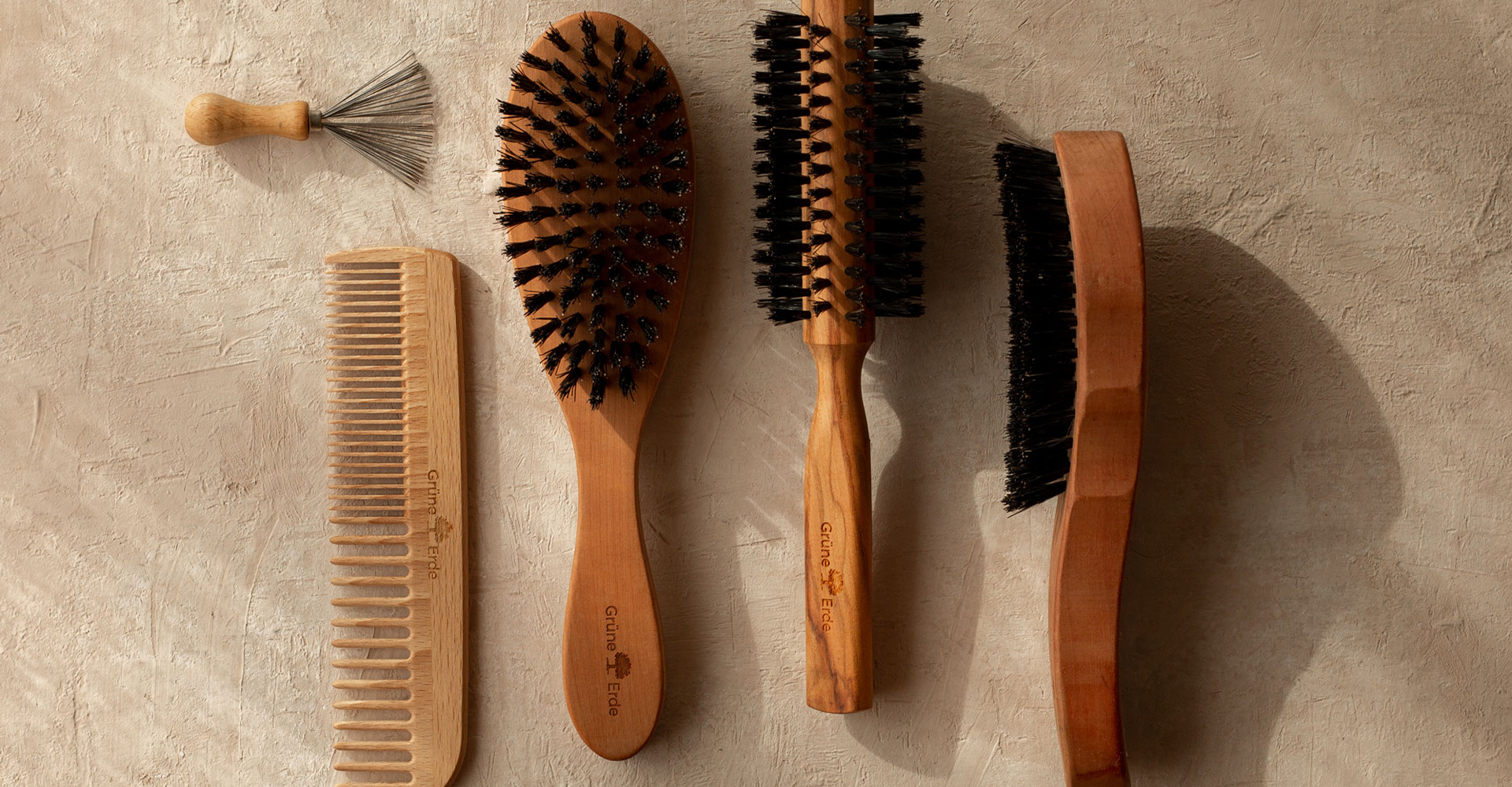 Haarbürste mit Wildschwein Borsten und ein Kamm nebeneinanderliegend