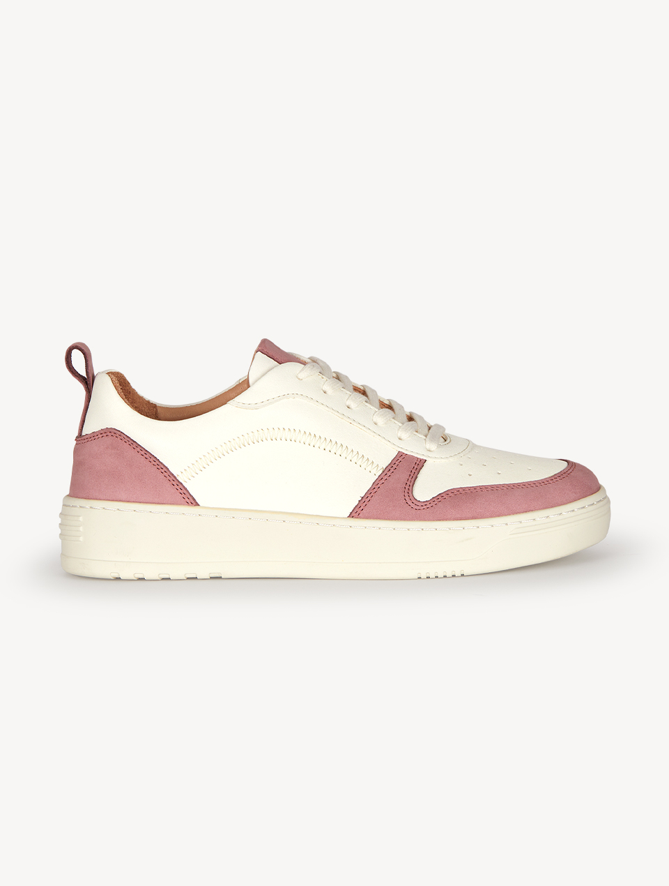 Heller Sneaker mit rosa Details auf weißem Hintergrund