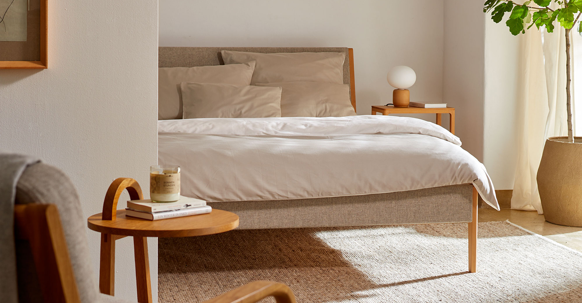 Hellgraues Polsterbett im Schlafzimmer