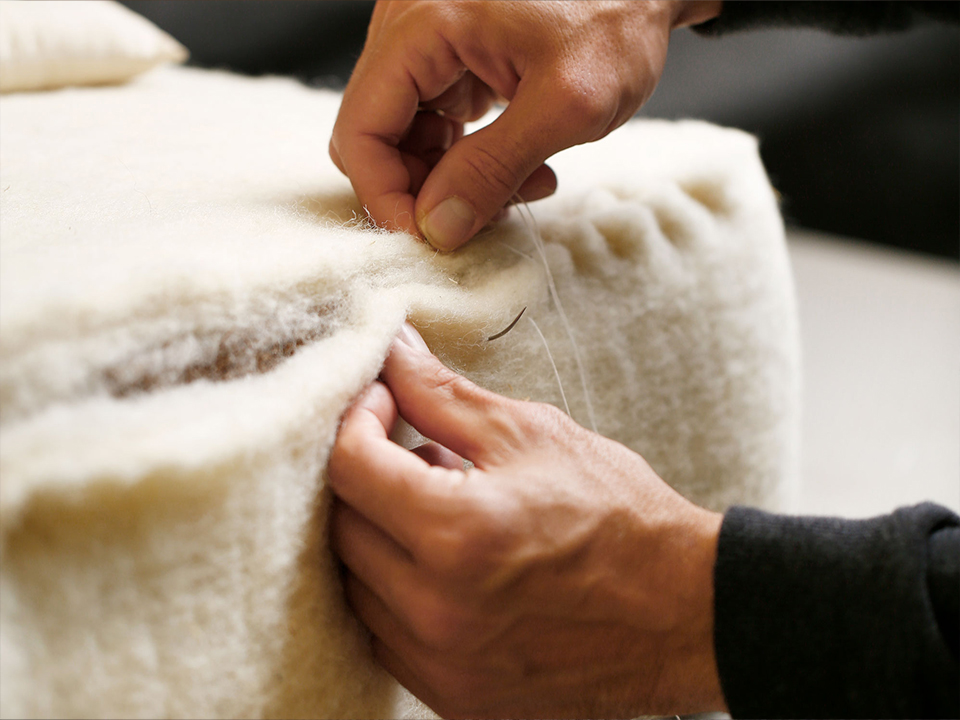 Hände bei der Fertigung von Sofa Sereno